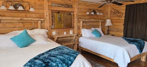 Cedaredge Kabine | Room with 1 King bed and 1 Queen bed at the Cedaredge Lodge
