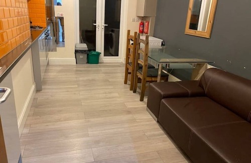 Manchester Haus | Room with en-suite bathroom