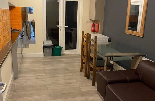 Manchester Haus | Room with en-suite bathroom