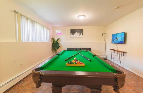 Revere Wohnung | Roomy Boston 5BD-3BA-Pool Table-Free Parking