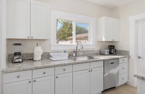 Raisin Haus | Roomy/Comfy 2B/1Bth w Dinning Room