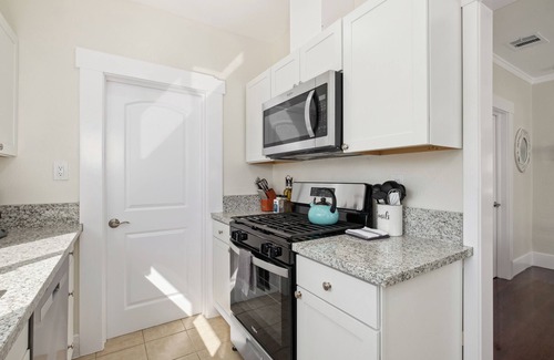 Raisin Haus | Roomy/Comfy 2B/1Bth w Dinning Room