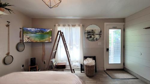 Medford Haus | Rosewood Landing by WanderLodges - Hot tub - Sauna