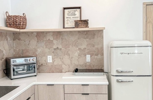 Geneva Hütte | Rouge No.2 Modern 2b/2b Wine Cottage in Heart of Geneva Wineries