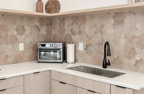 Geneva Hütte | Rouge No.2 Modern 2b/2b Wine Cottage in Heart of Geneva Wineries