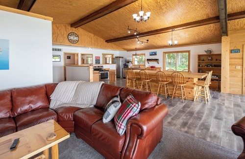 McMillan Hütte | Round Lake Retreat: UP Lakefront Vacation Home