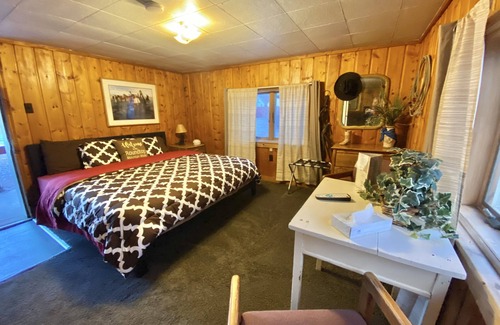 Thermopolis Hotel | Roundtop Mountain Vista - Cabins and Motel