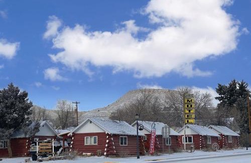 Thermopolis Hotel | Roundtop Mountain Vista - Cabins and Motel