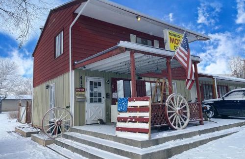 Thermopolis Hotel | Roundtop Mountain Vista - Cabins and Motel
