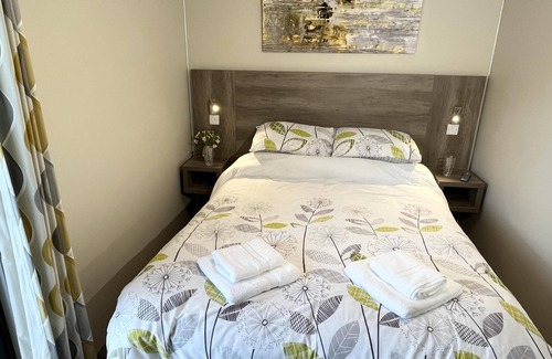 Storwood Kabine | Rowan Boutique Lodge for couples with a dog