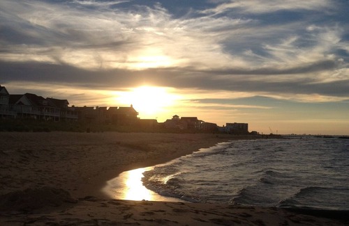 Bayview Wohnung | RRRRAD Room by the beach with AC and Heat if needed in Norfolk. Big TV Too