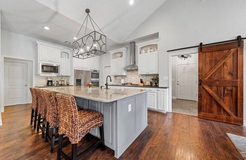 Lacy-Lakeview Haus | Ruby Dell Ranch - Just 10 mins from downtown Waco!