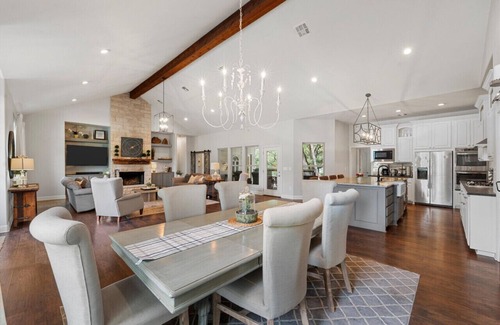 Lacy-Lakeview Haus | Ruby Dell Ranch - Just 10 mins from downtown Waco!