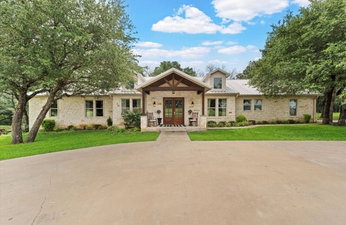 Lacy-Lakeview Haus | Ruby Dell Ranch - Just 10 mins from downtown Waco!