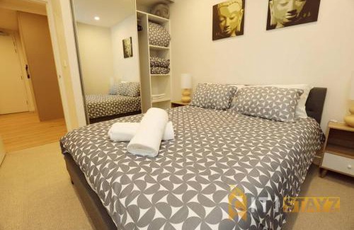 Phillip Wohnung | Ruby Red, 1Bd 1Bth Apt - Woden CBD