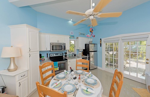 Rum Point Eigentumswohnung | Rum Sands-A Charming Luxury Cottage Nur wenige Schritte von Rum Point