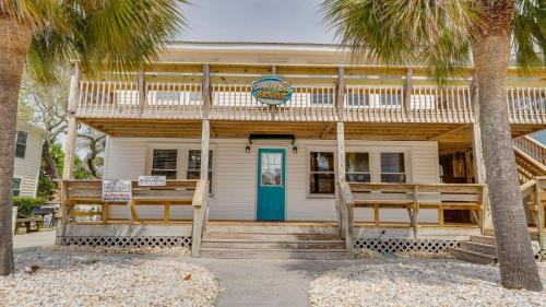 Crescent Beach Haus | Runaway Bay - 3rd Row - Beach House - Crescent Beach