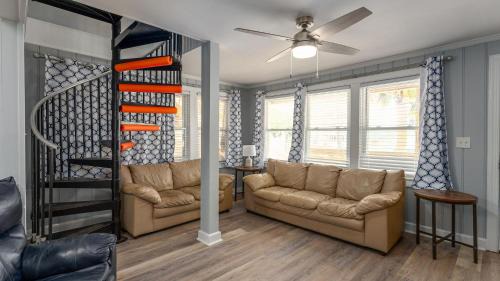 Crescent Beach Haus | Runaway Bay - 3rd Row - Beach House - Crescent Beach