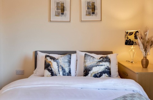 Runcorn Haus | Runcorn Lake house with parking space