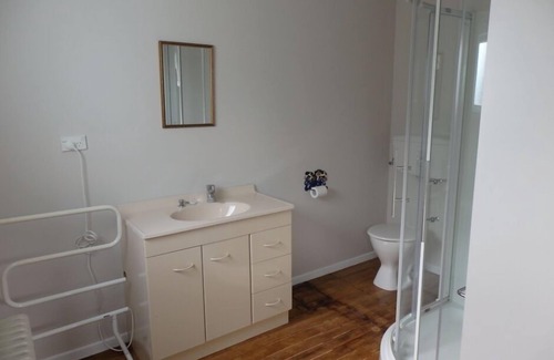 Kaitake Hütte | Landhaus mit großem Garten und Hofblick.