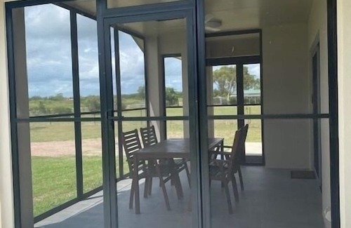 Gumlow Haus | Rural Setting - Close to shops, Townsville Hospital and Riverway