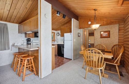 Breezy Point Kabine | Rustic 2BR Cabin with Deck Overlooking Golf Course
