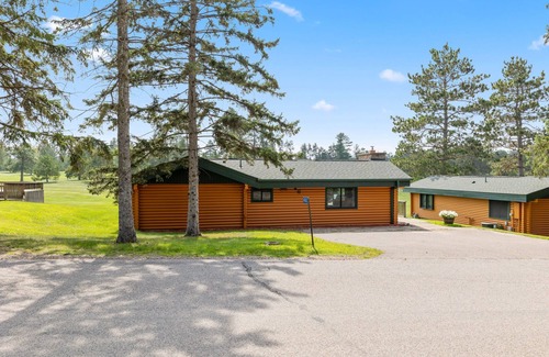Breezy Point Kabine | Rustic 2BR Cabin with Deck Overlooking Golf Course