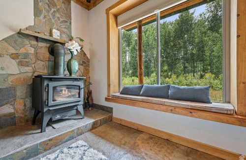 Silver Summit Haus | Rustic 5BR Escape with Private Hot Tub 25min to Park City