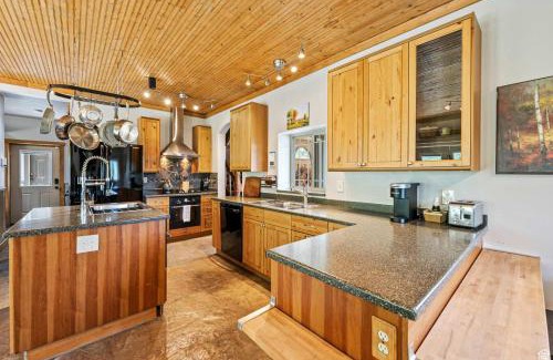 Silver Summit Haus | Rustic 5BR Escape with Private Hot Tub 25min to Park City