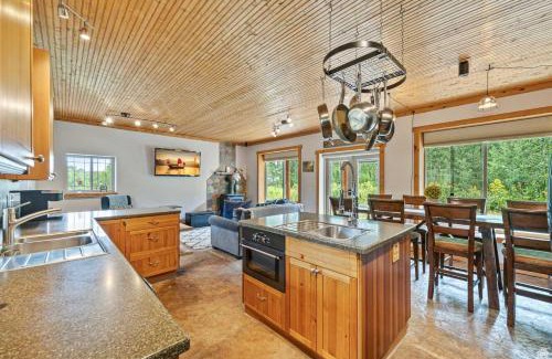 Silver Summit Haus | Rustic 5BR Escape with Private Hot Tub 25min to Park City