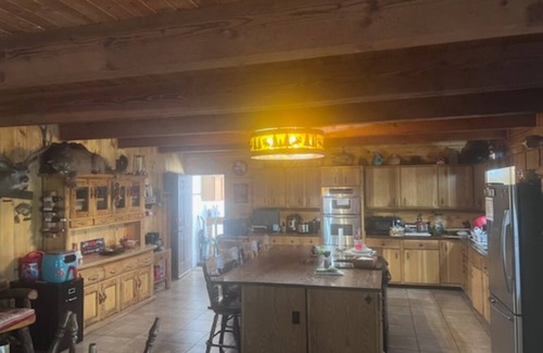 Rutheron Kabine | Rustic 7-BDRM and 3-bath lodge in a gated community in Los Ojos with WiFi access