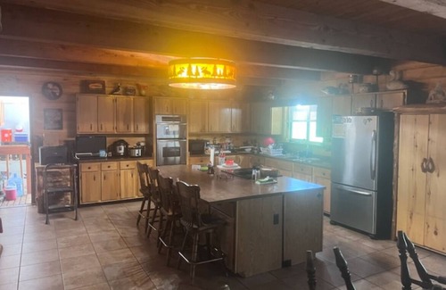 Rutheron Kabine | Rustic 7-BDRM and 3-bath lodge in a gated community in Los Ojos with WiFi access