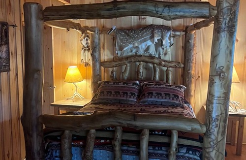 Rutheron Kabine | Rustic 7-BDRM and 3-bath lodge in a gated community in Los Ojos with WiFi access