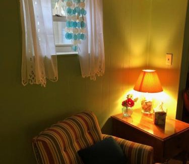 Cottage Line Wohnung | Rustic BEACH FRONT Basement Apt, Pet Friendly Wi-Fi apts