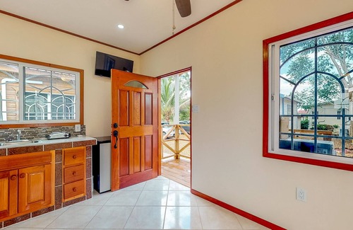 Dangriga Kabine | Charmante Cabana mit Eingangstor, Frühstück, Parkplatz, Veranda und kostenfreiem WLAN!