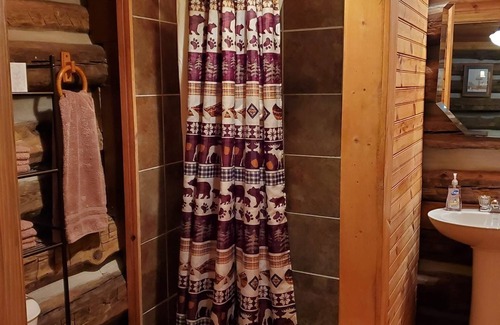 Old Town Kabine | Rustic cabin in peaceful Galax with WiFi, AC