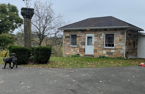 Oak Hill Kabine | Rustic Cabin minutes from New River Gorge National Park and downtown Oak Hill.