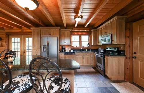 Celina Kabine | Rustic Cabin Near Bike Path — Seasonal Heated Pool, Movie Theater & Fireplace
