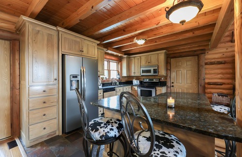 Celina Kabine | Rustic Cabin Near Bike Path — Seasonal Heated Pool, Movie Theater & Fireplace