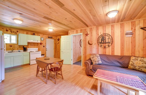 New Concord Kabine | Rustic Cabin on Farm ~ 4 Mi to Kentucky Lake!