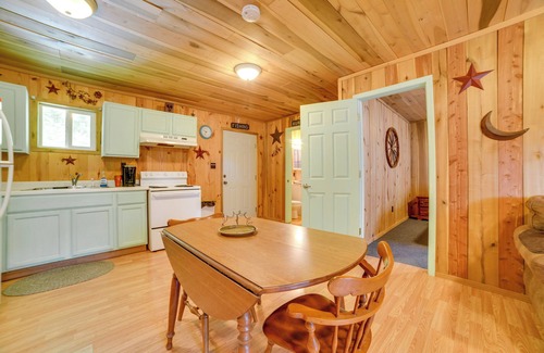 New Concord Kabine | Rustic Cabin on Farm ~ 4 Mi to Kentucky Lake!