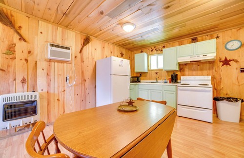 New Concord Kabine | Rustic Cabin on Farm ~ 4 Mi to Kentucky Lake!