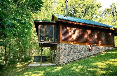 Rockbridge Haus | Rustic Cabin with Jacuzzi Surrounded by Nature in Ohio