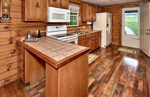 Rockbridge Haus | Rustic Cabin with Jacuzzi Surrounded by Nature in Ohio