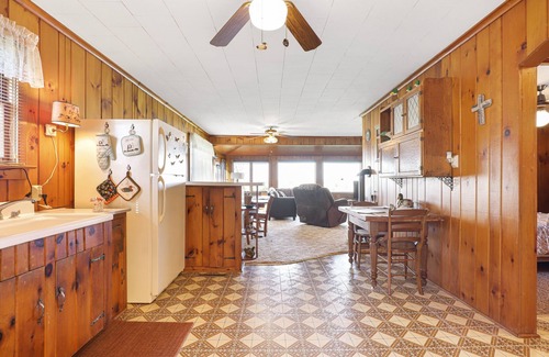 Gilford Kabine | Rustic cabin with perfect sunsets on the shores of Saginaw bay.