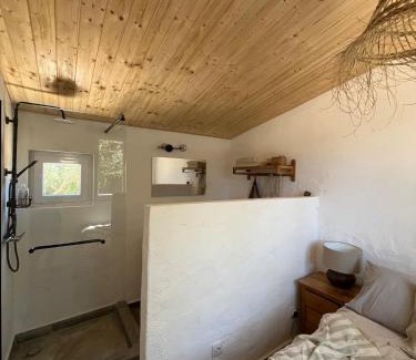 Barranco da Vaca Haus | Rustic cabin with pond and deck