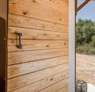 Barranco da Vaca Haus | Rustic cabin with pond and deck