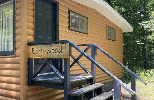 Sand Creek Kabine | Rustic cabins in secluded campground with lake access and woods to wander in.