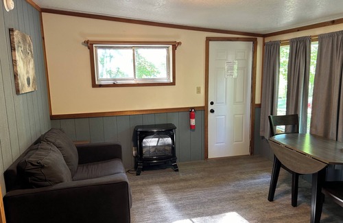 Sand Creek Kabine | Rustic cabins in secluded campground with lake access and woods to wander in.