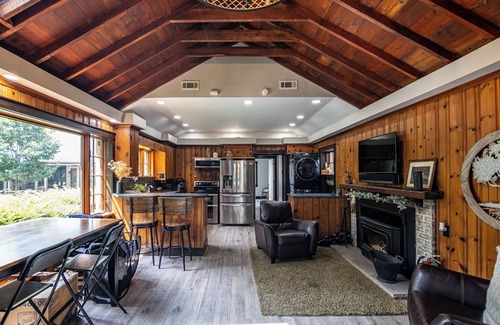 Dola Kabine | Rustic charm meets modern comfort in this hidden woodland cabin getaway